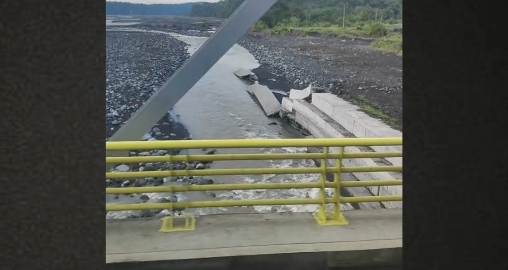 Colapso de muro junto al puente del río Upano, apenas a unos meses de su entrega