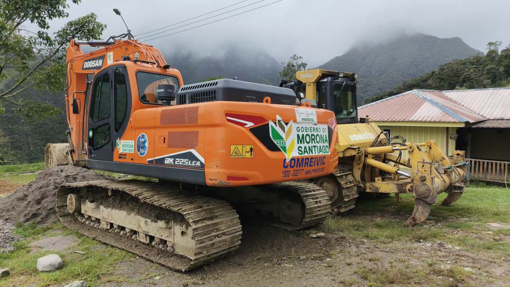 Gualaquiza: habitantes retuvieron cuatro máquinas de la prefectura de Morona&nbsp;Santiago