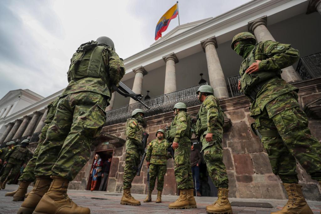 Militares en Ecuador deberán aportar más al seguro&nbsp;social