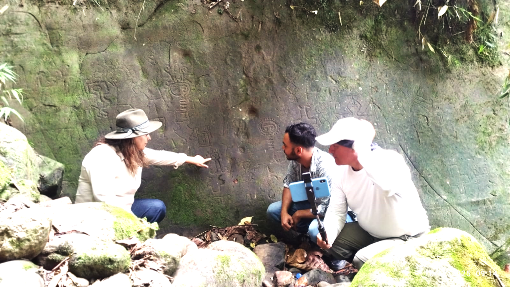 Santiago de Méndez: hallazgo de petrograbados sobre&nbsp;roca