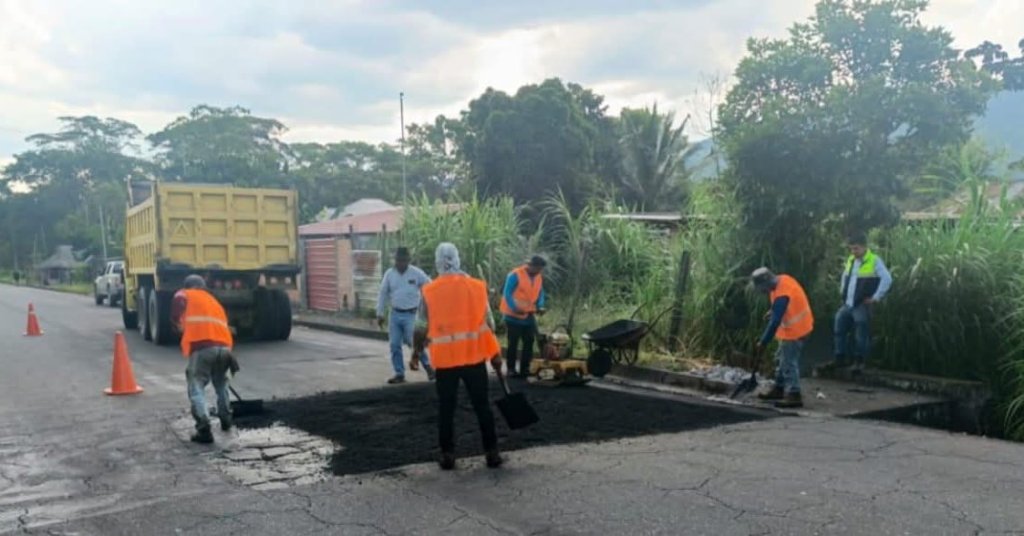 Sucúa: avanzan trabajos de bacheo en la vía E45 Troncal&nbsp;Amazónica