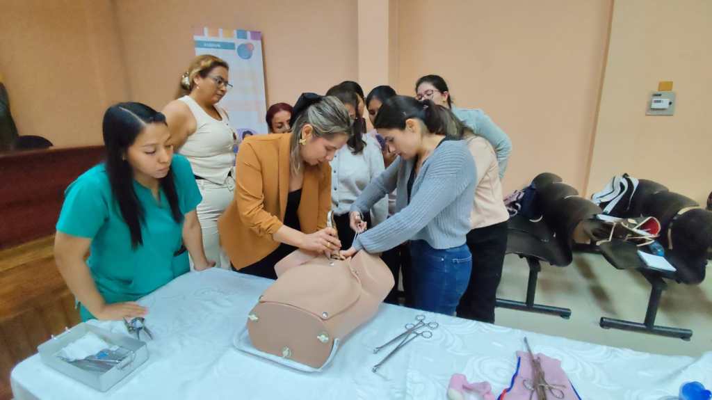 Capacitación para médicos en la atención de la madre en labor de parto y el&nbsp;bebé