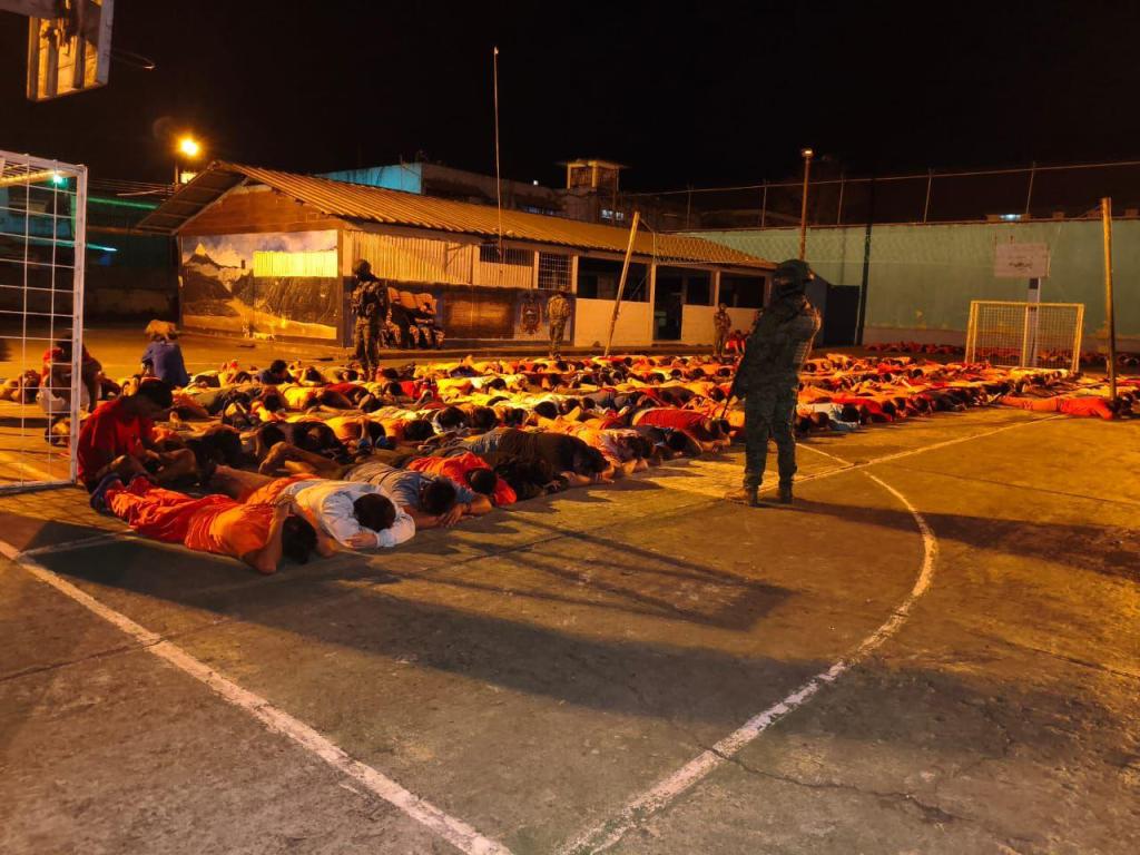 Decomiso de objetos tras operativo del Ejército Ecuatoriano en la cárcel de Macas