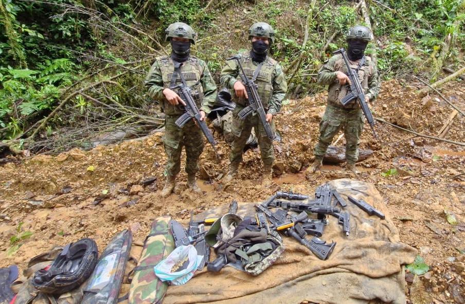Ejército ecuatoriano halla armas y explosivos en Paquisha