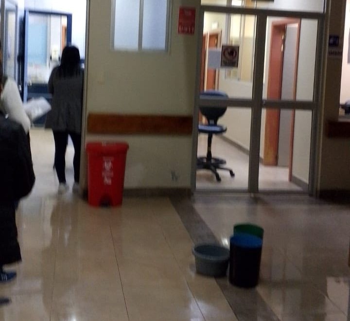 Goteras en el interior de IESS de Macas, entre los varios problemas de esta casa de salud 
