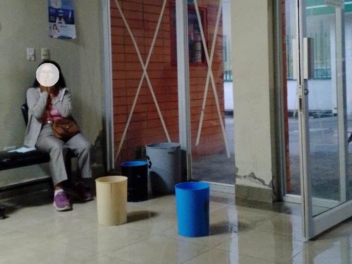 Goteras en el interior de IESS de Macas, entre los varios problemas de esta casa de salud 