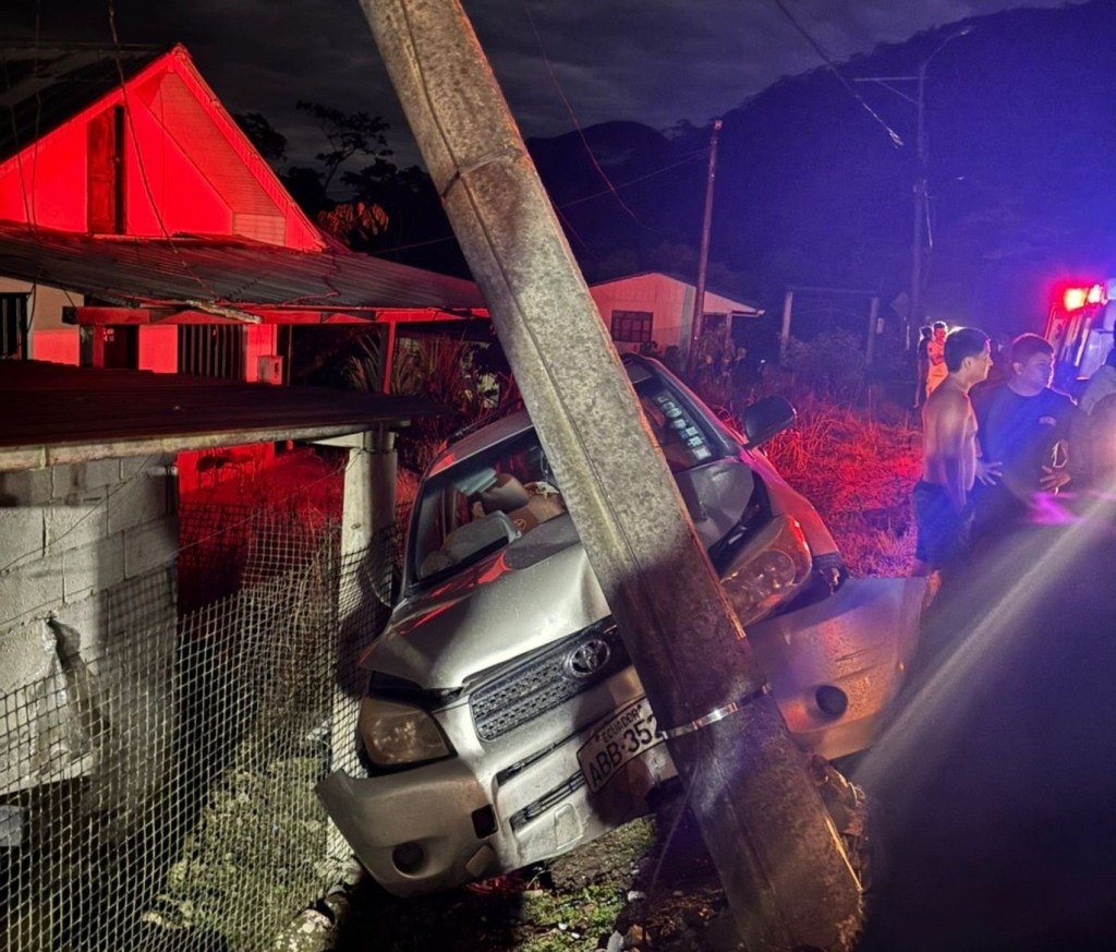 Limón Indanza: un vehículo se impactó contra un&nbsp;poste
