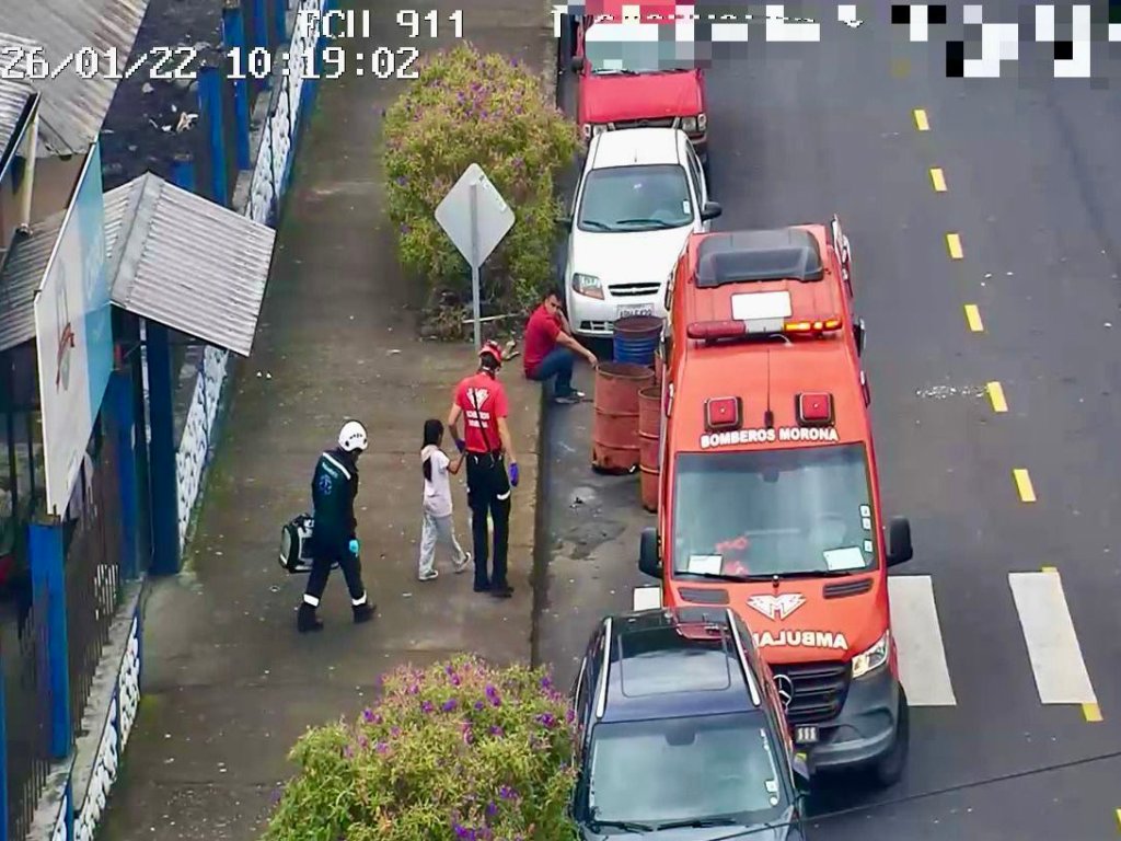 Menor recibe atención médica tras sufrir una caída en el barrio 27 de Febrero, en Macas