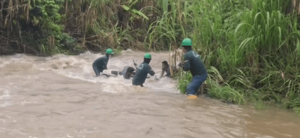Personal municipal rescata a motociclista atrapado por la crecida del río Wampim, en&nbsp;Taisha