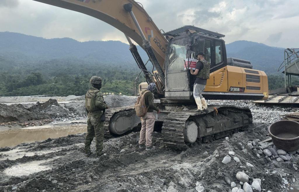 Operativo contra minería ilegal deja maquinaria y combustible retenidos en Gualaquiza