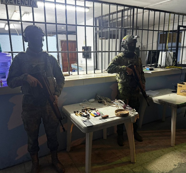 Operativo en cárcel de Morona Santiago deja decomiso de armas blancas y otros objetos