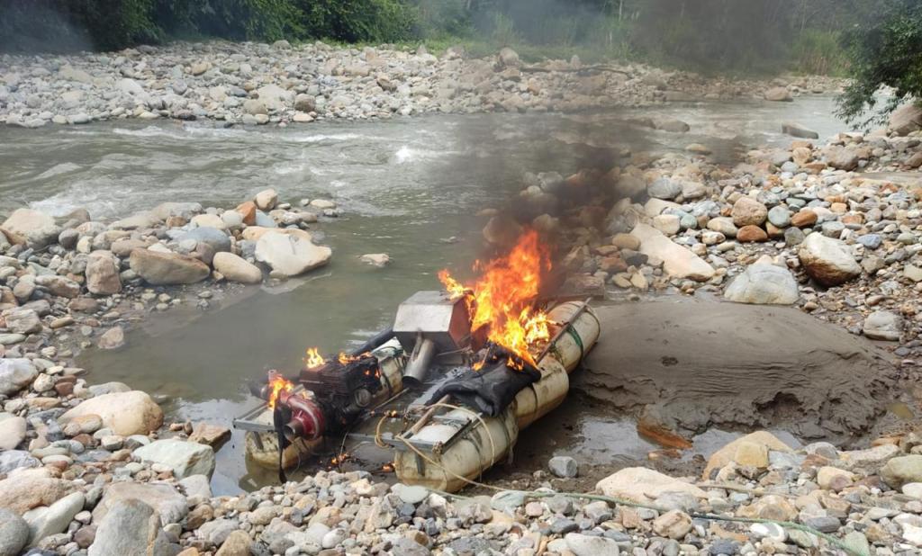 Operativo militar destruye dragas y equipos usados en minería ilegal en Limón Indanza