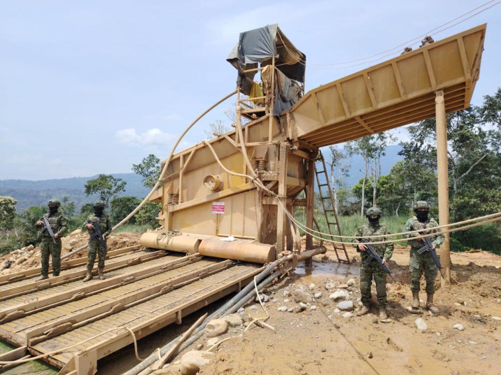 Santiago de Méndez: Operativo inhabilita maquinaria usada en minería ilegal en&nbsp;Chupianza