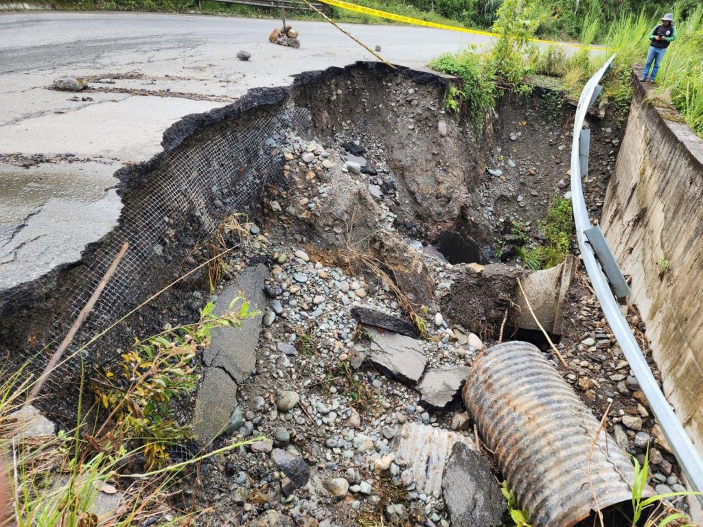 Socavón en la E45 restringe el paso en Gualaquiza y pone en riesgo la conectividad en Morona&nbsp;Santiago
