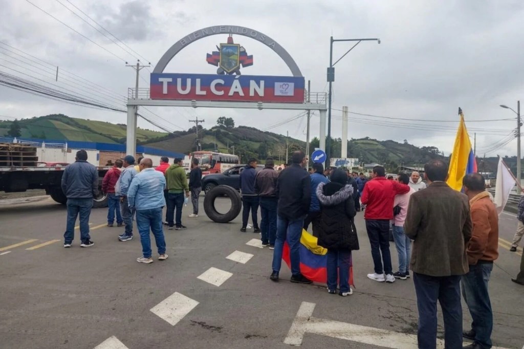 Transportistas pesados cierran acceso a Tulcán en medio de guerra arancelaria