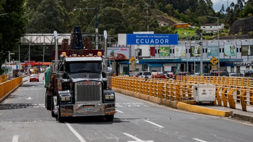 Transportistas de Carchi convocan marcha contra aranceles a productos&nbsp;colombianos