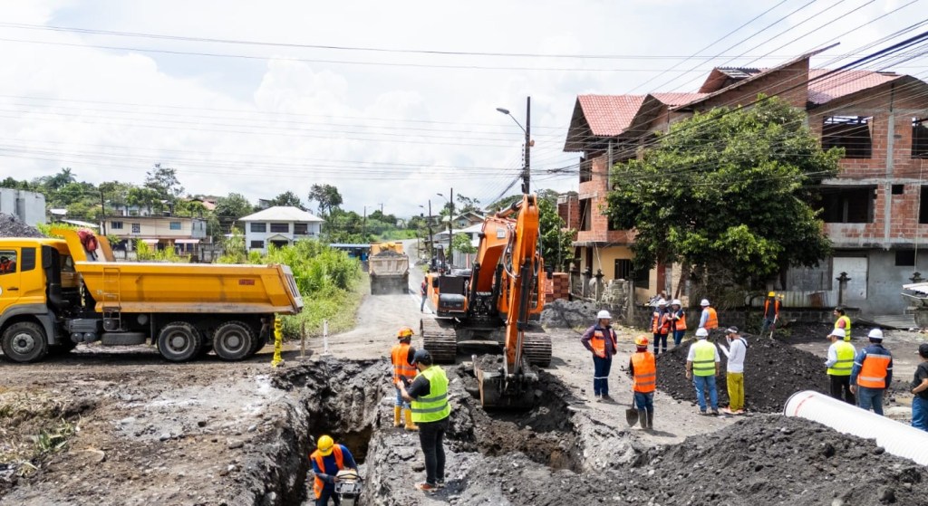 Andramuño realizó una inspección al avance de obra de alcantarillado en el barrio&nbsp;Sangay
