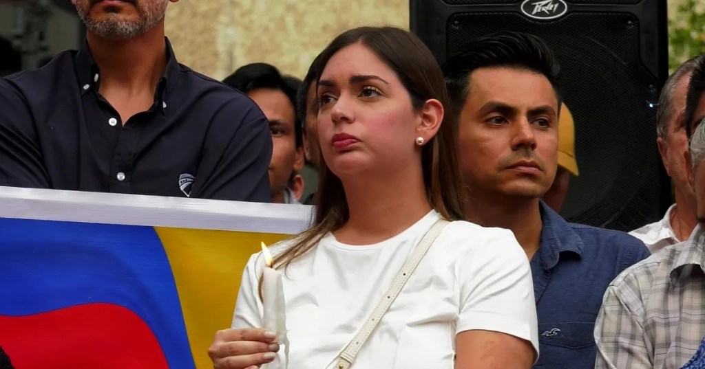 Esposa de Aquiles Álvarez cuestiona su permanencia en prisión tras fallo judicial