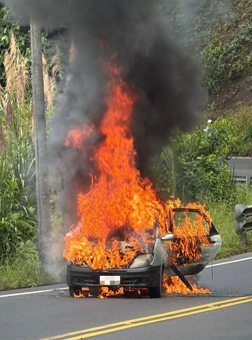 Incendio vehicular registrado en Río Blanco, vía Macas – Sucúa