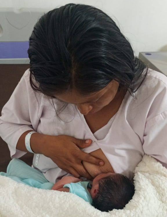 Mujer y su bebe no pueden regresar a su comunidad tras emergencia en Taisha