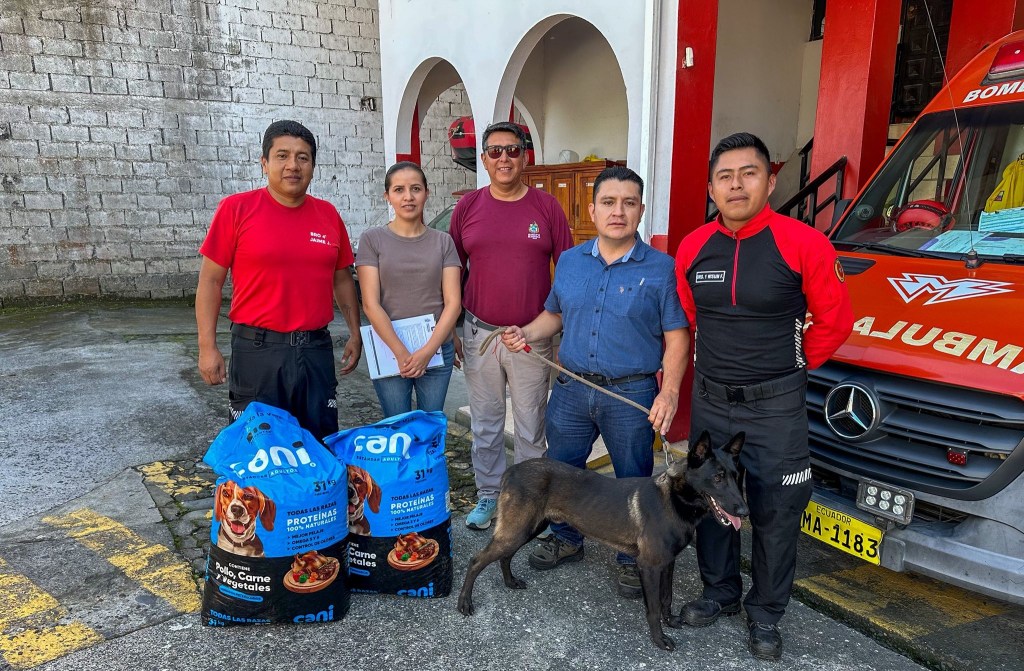 El Municipio del cantón Morona realizón la entrega de 310 kg de alimento para canes de la unidad de rescate del Cuerpo de Bomberos de Morona. 