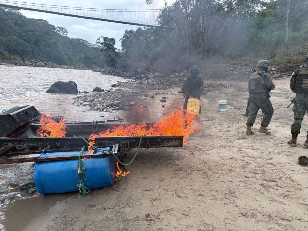 Operativo militar destruye maquinaria de minería ilegal en Gualaquiza