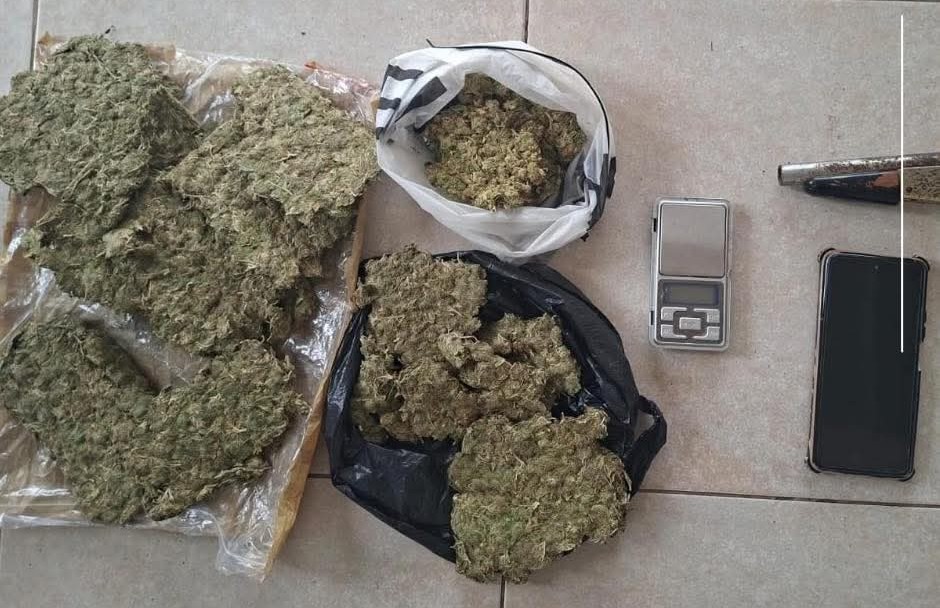 Detienen a un hombre en Macas con más de 1.400 dosis de droga y un arma de fuego