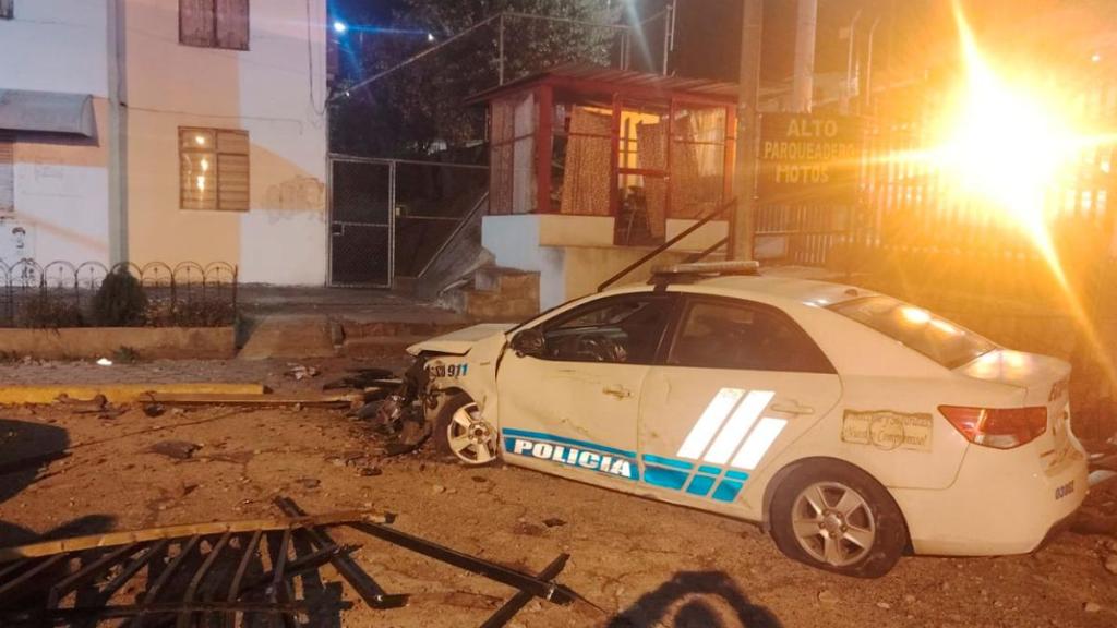 Policía ebrio se estrelló contra un conjunto habitacional en Chillogallo, al sur de Quito
