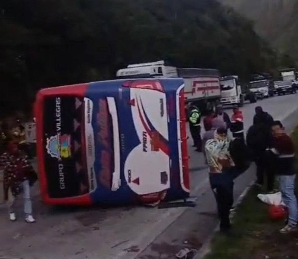 Cuatro fallecidos y 13 heridos deja volcamiento de un bus en Chimborazo