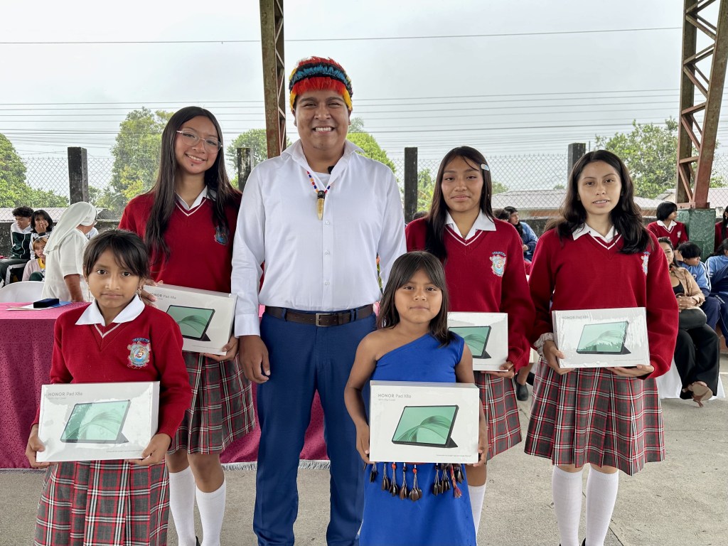 La Unidad Educativa Juan León Mera recibe la Condecoración Vicente Rocafuerte de la Asamblea Nacional