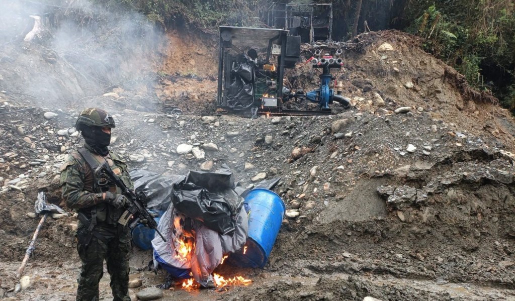 Ejército destruye maquinaria de minería ilegal valorada en más de $ 530.000 en Limón Indanza