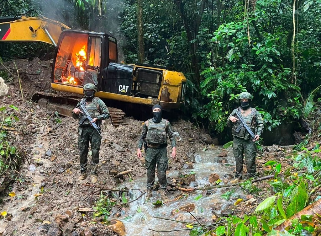 Operativo militar en Tiwintza deja maquinaria y material aurífero decomisados