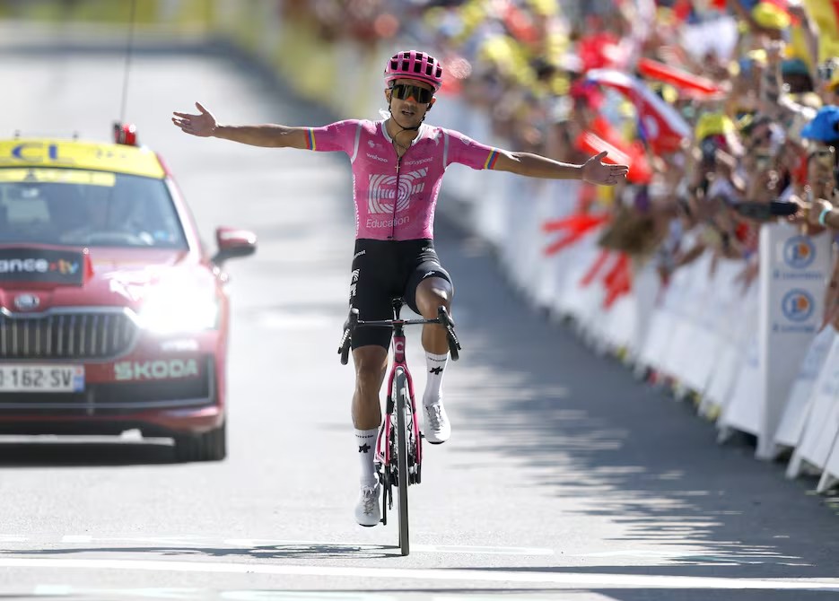 Richard Carapaz firma una victoria histórica en el Tour de Francia 2026
