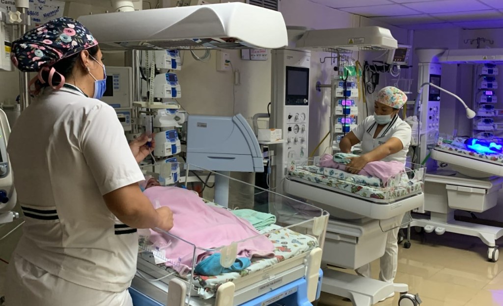 Tras más de dos meses de lucha, gemelos prematuros son dados de alta médica