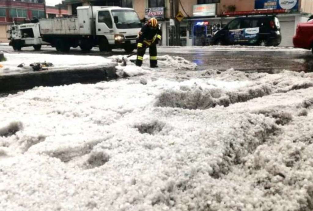 El Cordonazo de San Francisco deja inundaciones y caos vial en Quito